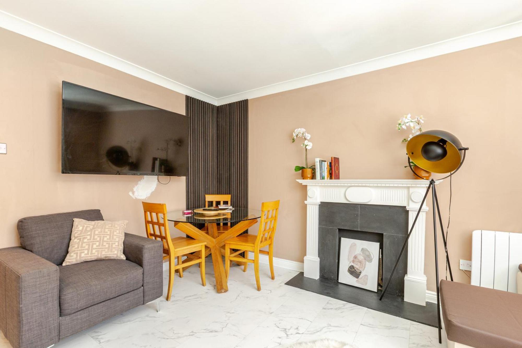Modern Stylish With Free Parking Apartment *