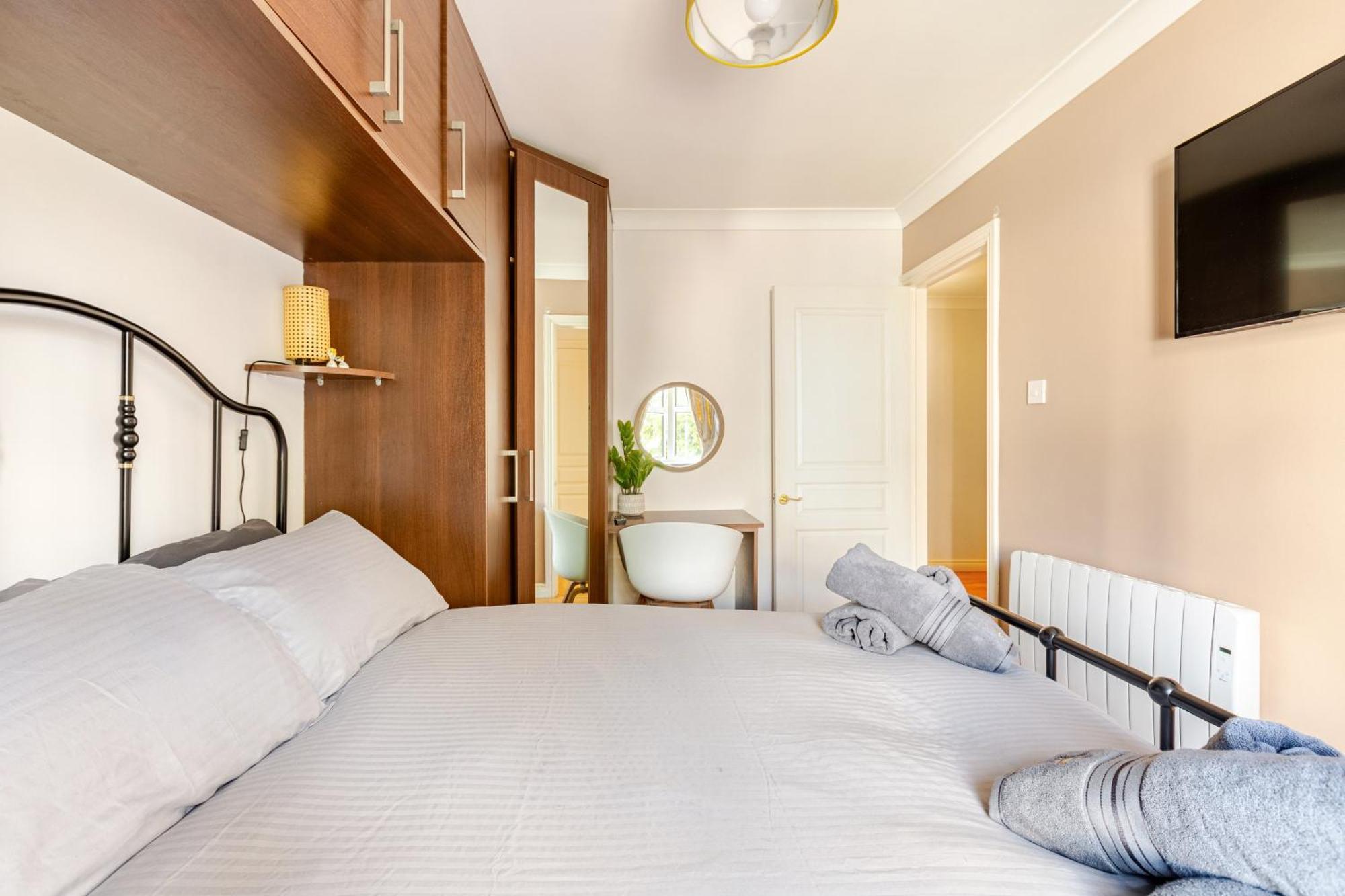 Modern Stylish With Free Parking Apartment